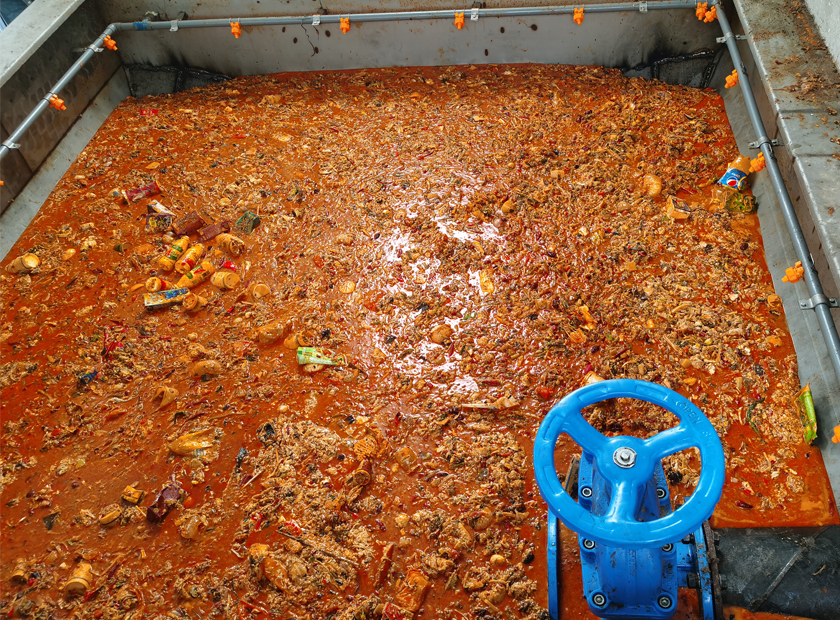 Screw press dewatering machine processing food waste