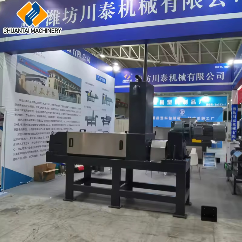 Chuantai cow manure processor exhibited at the Weifang machinery trade show